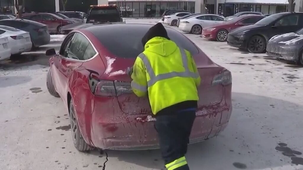 When Chicago experiences extreme cold, Tesla owners claim that their EV batteries won't charge.