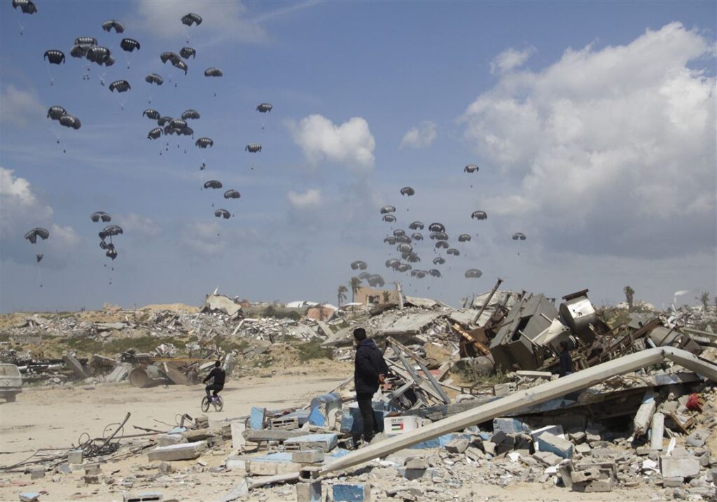 Israel and Hamas dig in as international pressure builds for a cease-fire in Gaza.