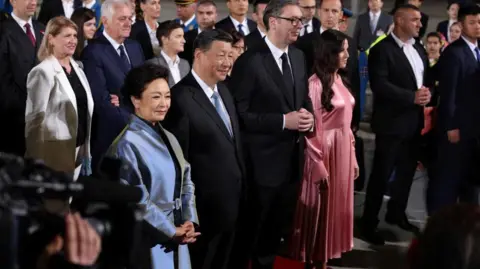 China's Xi Jinping gets red-carpet welcome in Serbia.