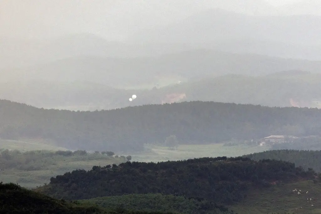 Balloons floating over the inter-Korea border in Paju last week. Over the past few days, North Korea has sent hundreds of trash-filled balloons over the border and into South Korea.